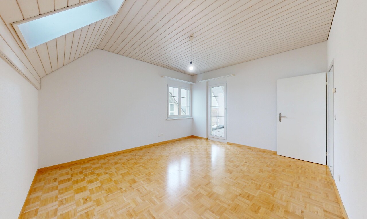 leerer raum mit natural light, natürliches licht, inside property, wood finish floor, und holzfußboden