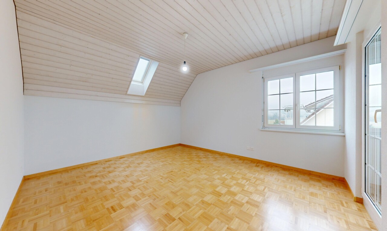leerer raum mit wood finish floor, holzfußboden, parquet floor, natural light, und natürliches licht