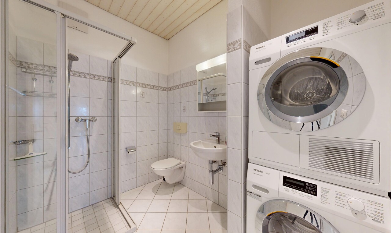 bad mit komplettes badezimmer, dusche, tile wall, fliesenwand, und spiegel