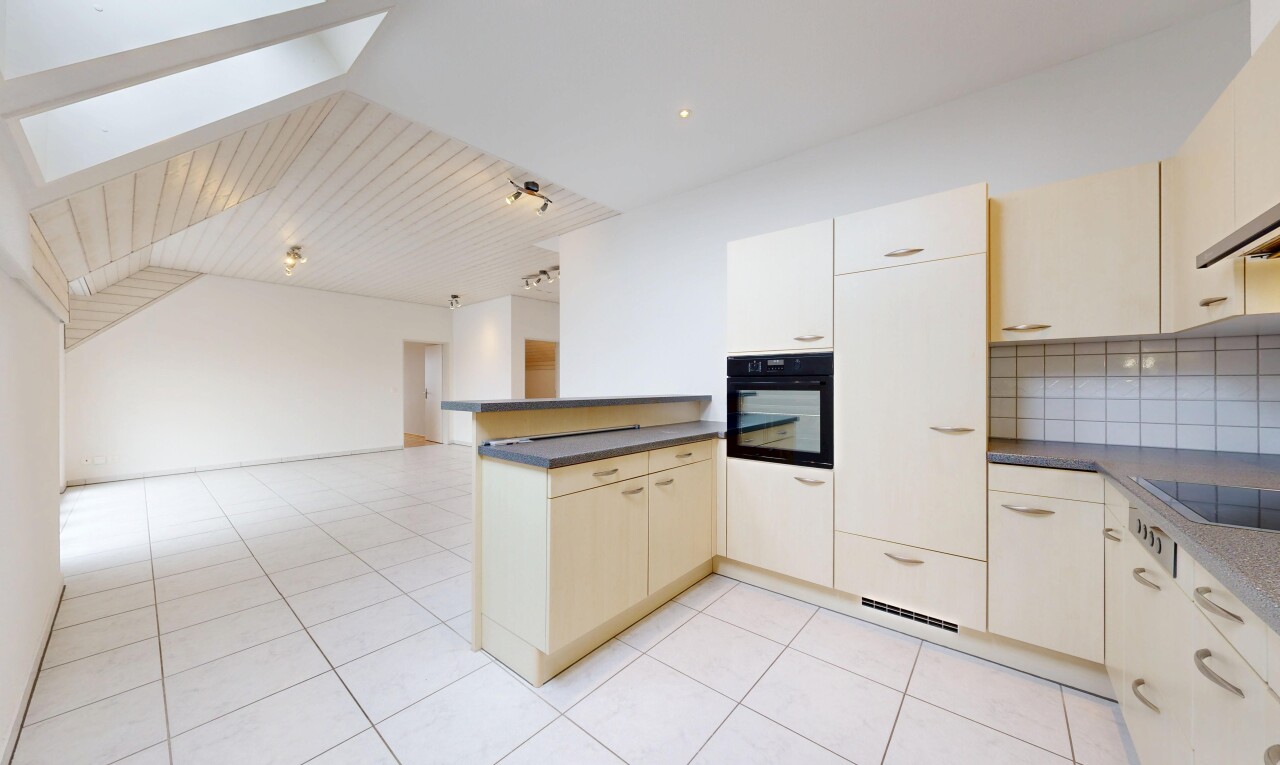 küche mit arbeitsplatten, dark countertops, two heights countertops, küchentheke, und kitchen peninsula
