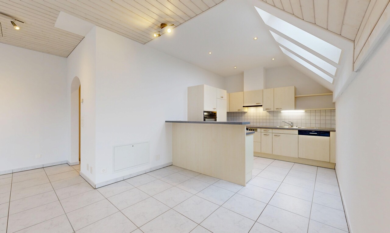 küche mit two heights countertops, arbeitsplatten, dark countertops, küchentheke, und kitchen peninsula