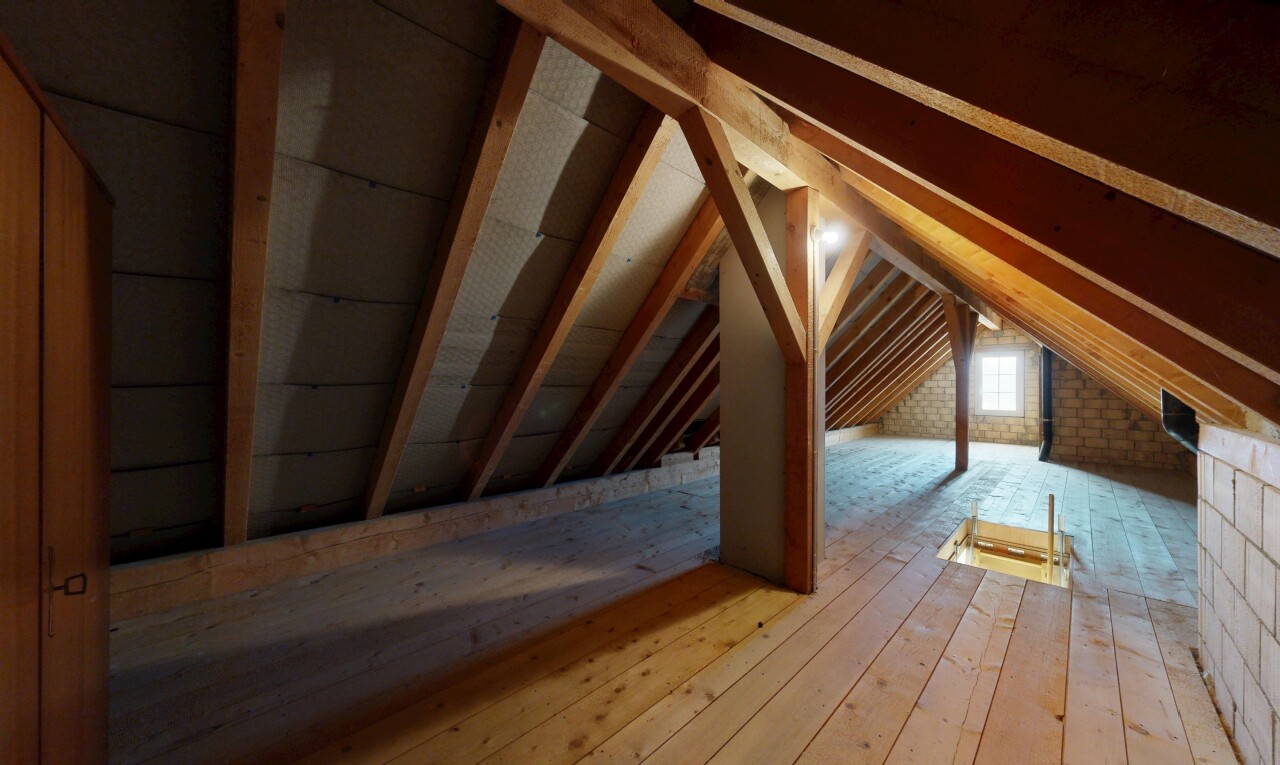 leerer raum mit hardwood floor, wood finish floor, holzfußboden, vaulted ceiling, und dachschräge