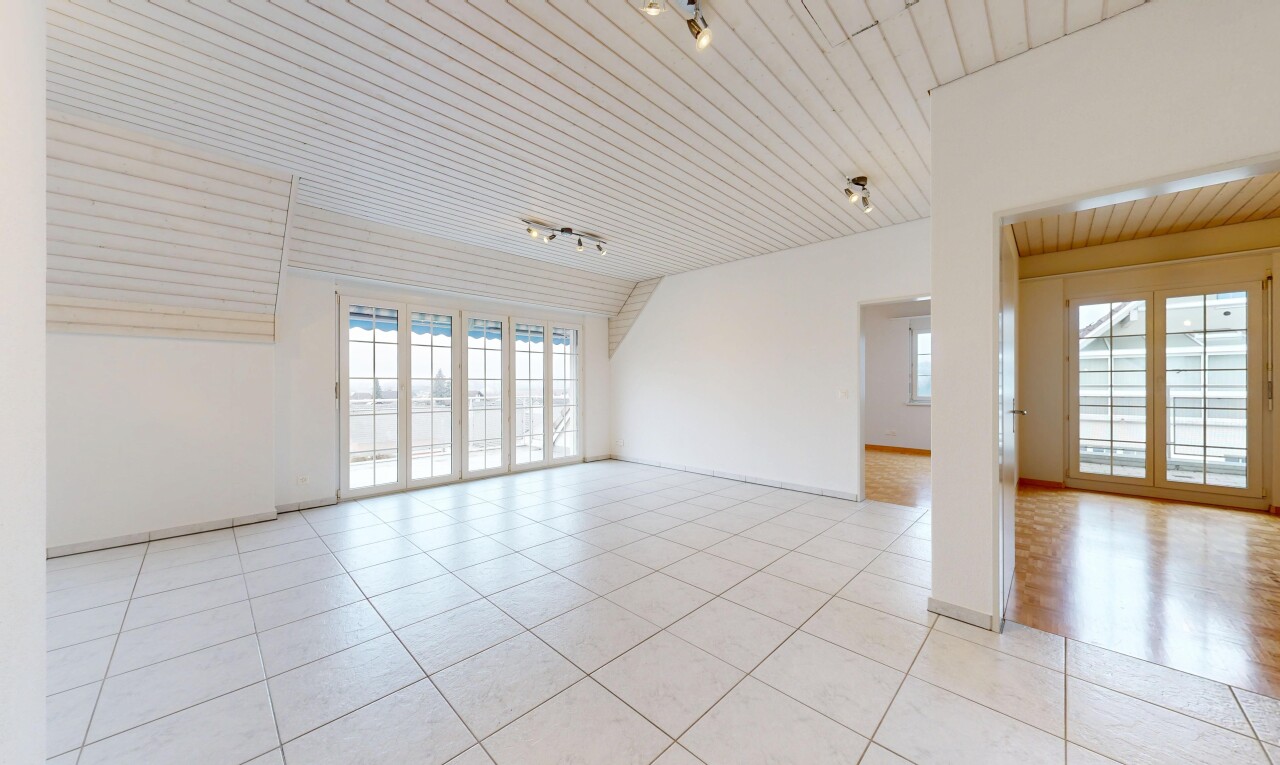 leerer raum mit track lighting, deckenbeleuchtung, drywall, gipskartonwand, und inside property