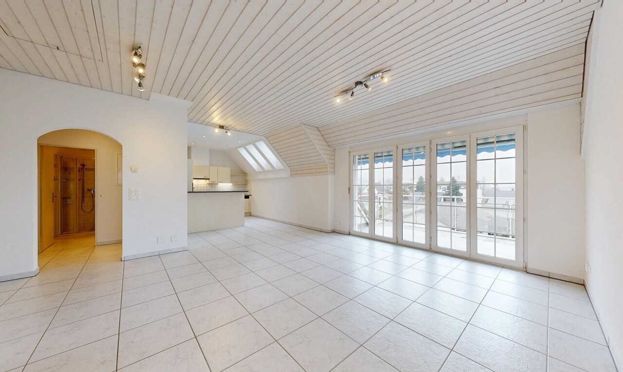 leerer raum mit track lighting, deckenbeleuchtung, drywall, gipskartonwand, und inside property