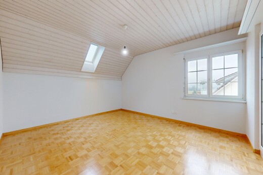 leerer raum mit wood finish floor, holzfußboden, parquet floor, natural light, und natürliches licht