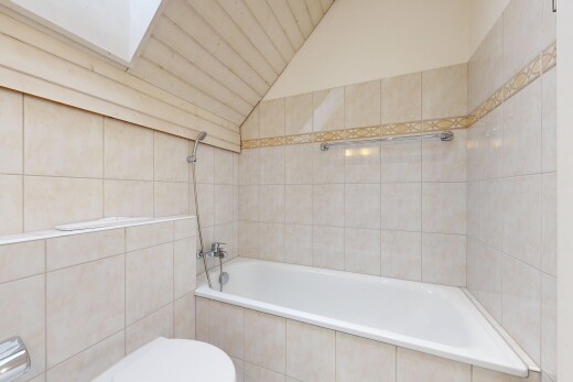 bad mit komplettes badezimmer, tile wall, fliesenwand, kombiniertes bad / dusche, und inside property