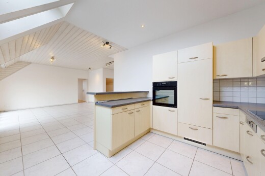 cuisine avec plans de travail, dark countertops, two heights countertops, péninsule de cuisine, et kitchen peninsula
