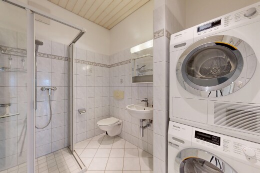 bad mit komplettes badezimmer, dusche, tile wall, fliesenwand, und spiegel