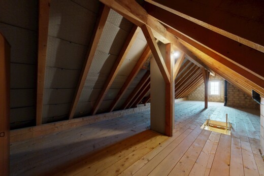 pièce vide avec hardwood floor, wood finish floor, sol en finition bois, vaulted ceiling, et plafond voûté