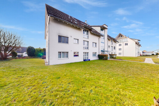 außenansicht mit rasen, day time, apartment complex view, und from community