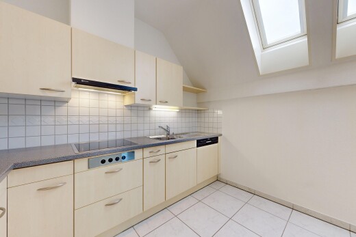 cuisine avec plans de travail, dark countertops, drywall, cloison sèche, et hotte