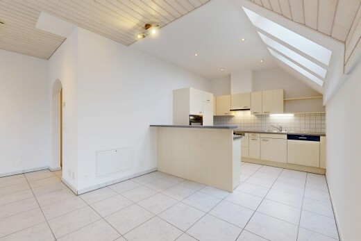 cuisine avec two heights countertops, plans de travail, dark countertops, péninsule de cuisine, et kitchen peninsula