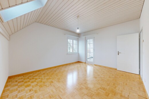 pièce vide avec natural light, lumière naturelle, inside property, wood finish floor, et sol en finition bois