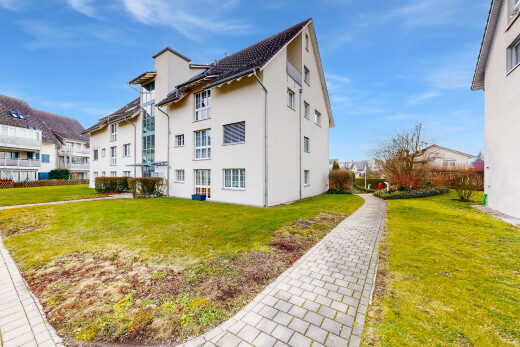 außenansicht mit rasen, apartment complex view, stuckverkleidung, day time, und from community