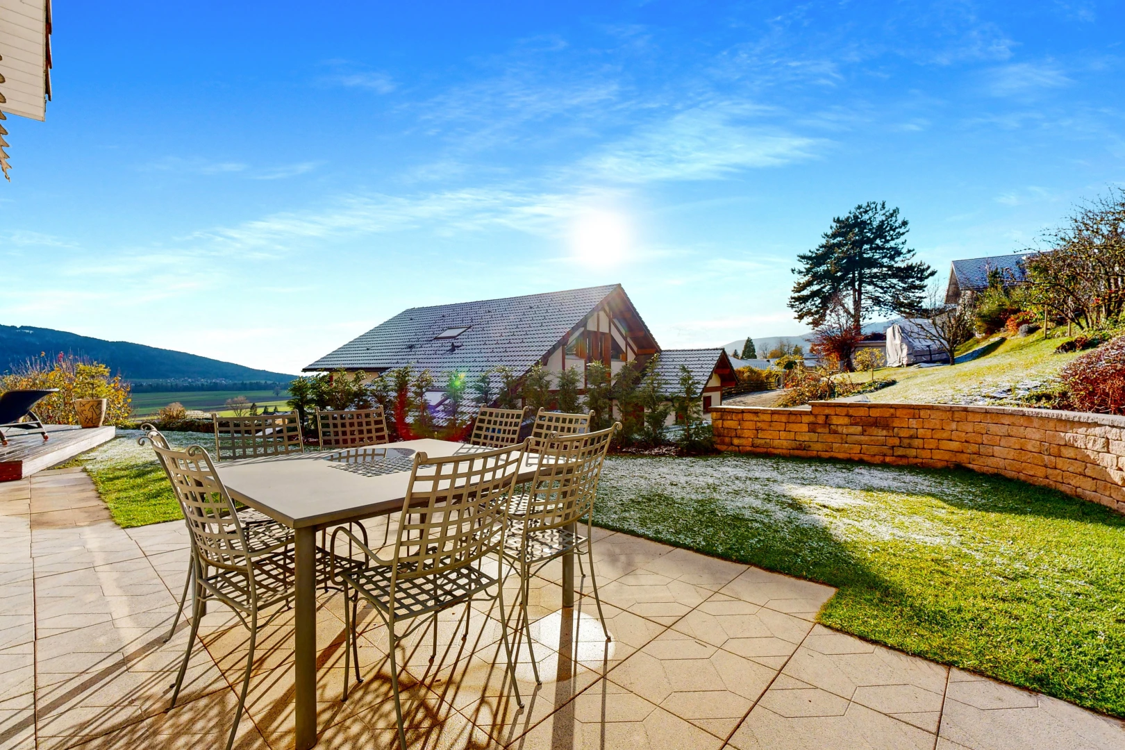 terrasse avec pelouse, patio, et vue sur la montagne
