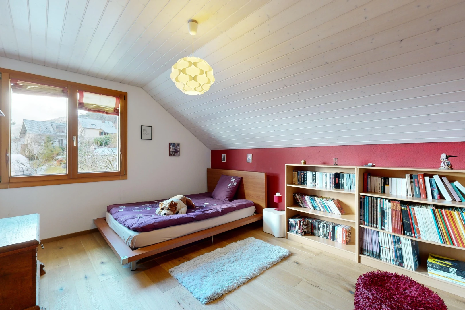 chambre avec plafond bas, lumière naturelle, plafond voûté, et plancher de bois