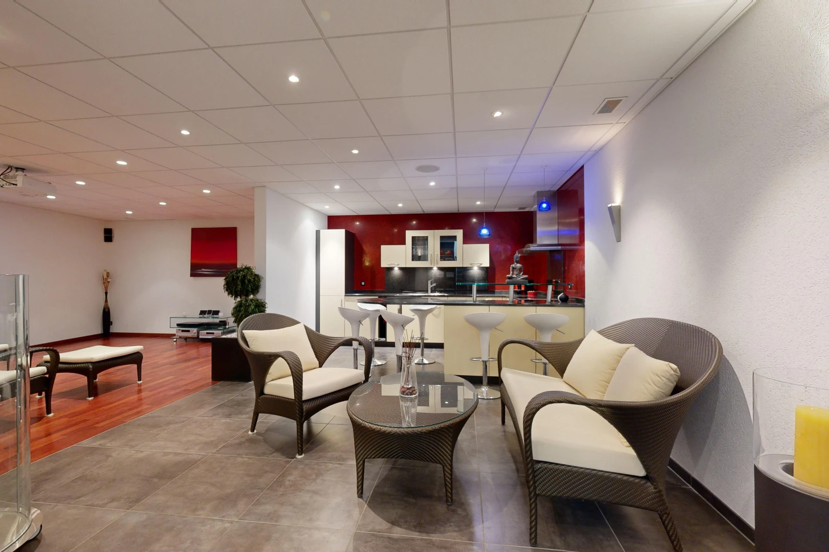 salon avec ventilation, faux plafond, et plancher de bois
