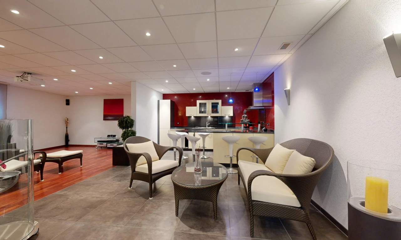 salon avec ventilation, faux plafond, et plancher de bois