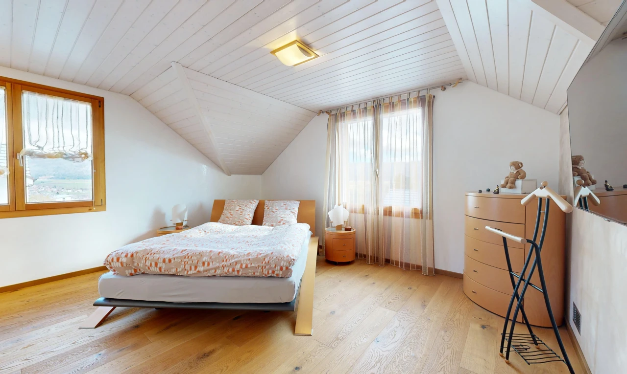 chambre avec plafond bas, plafond voûté, lumière naturelle, et plancher de bois