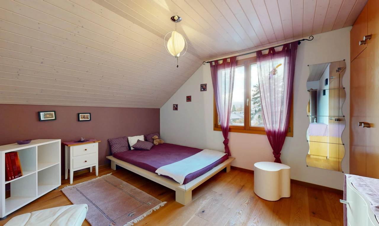 chambre avec plancher de bois, lumière naturelle, plafond voûté, plafond bas, et plafond de bois