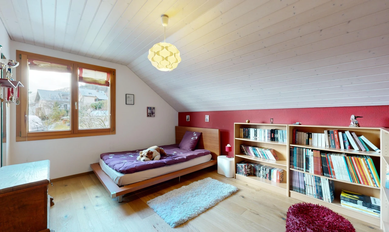 chambre avec plafond bas, lumière naturelle, plafond voûté, et plancher de bois