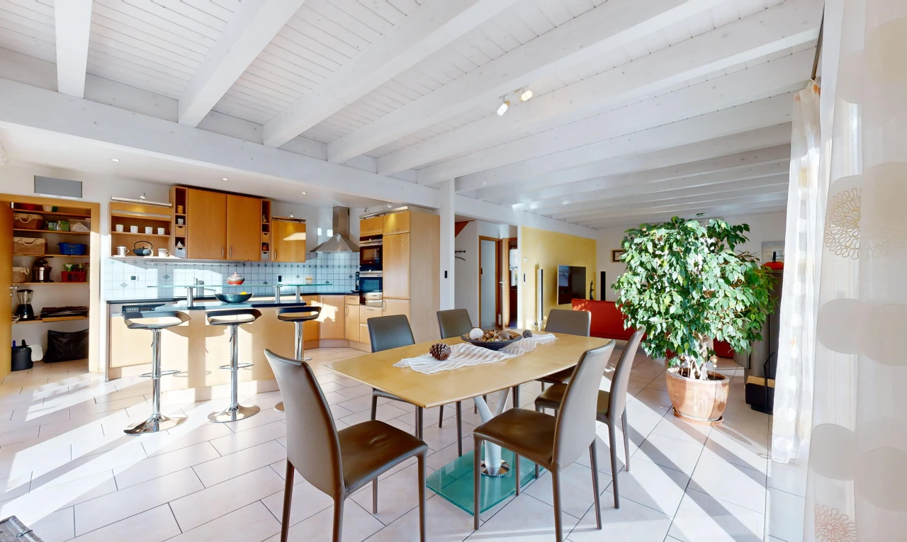 salle à manger avec plafond de bois, poutres apparentes, et carrelage