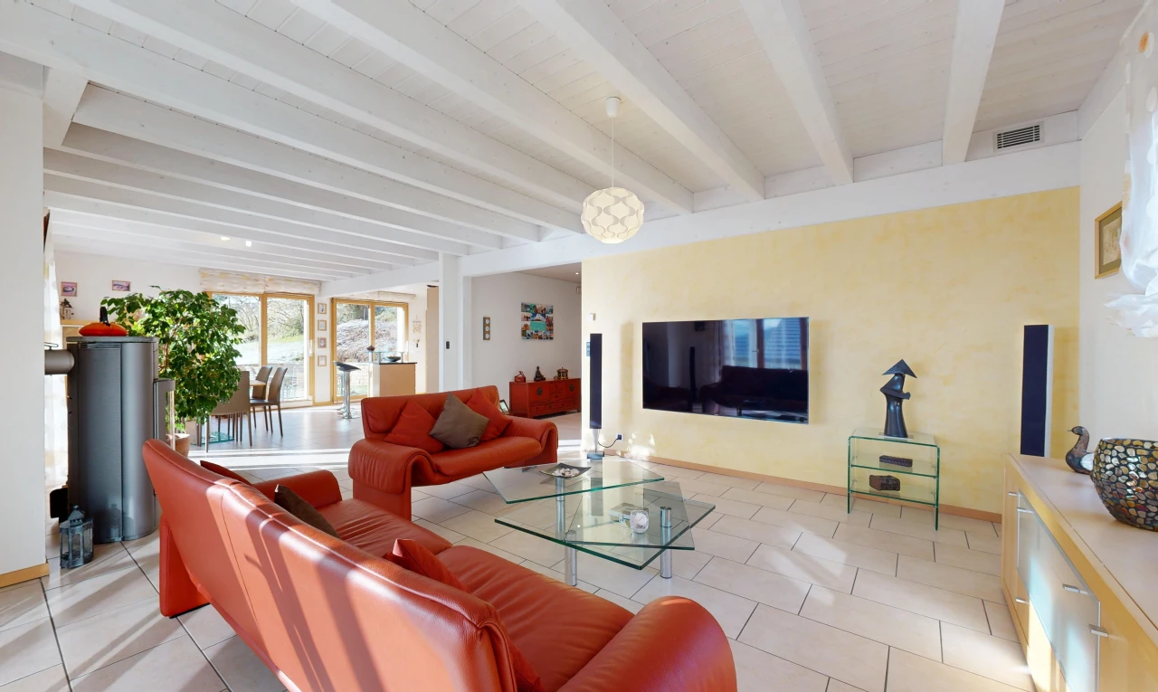 salon avec poutres apparentes, lumière naturelle, télévision, et carrelage