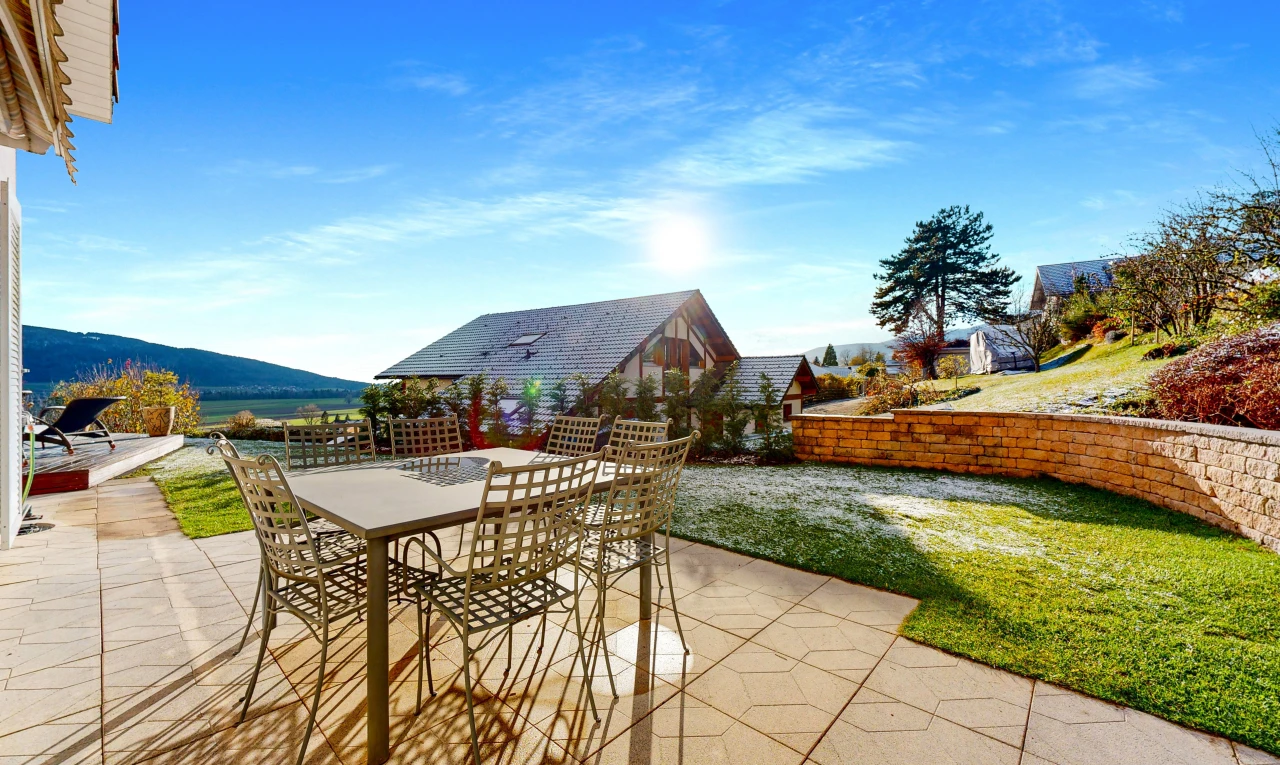 terrasse avec pelouse, patio, et vue sur la montagne