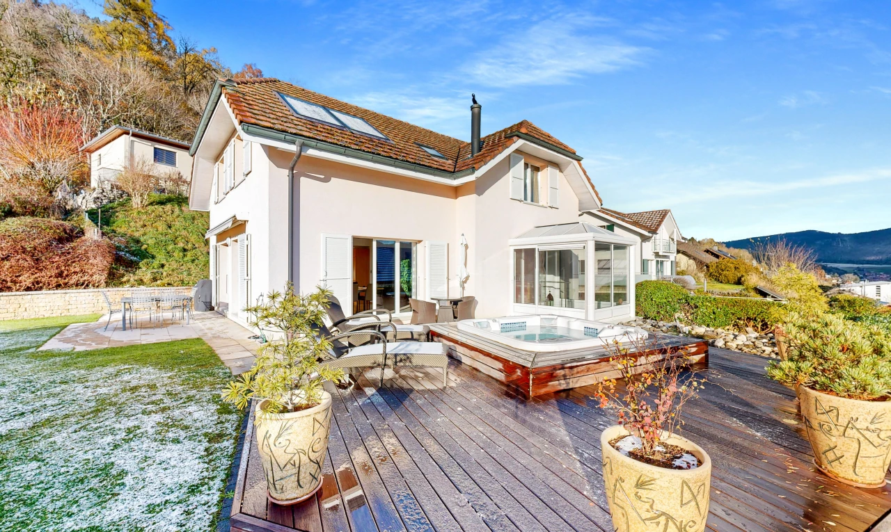 façade avec solarium, jacuzzi, et terrasse en bois