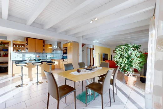 salle à manger avec plafond de bois, poutres apparentes, et carrelage