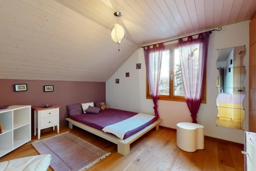 chambre avec plancher de bois, lumière naturelle, plafond voûté, plafond bas, et plafond de bois