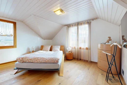 chambre avec plafond bas, plafond voûté, lumière naturelle, et plancher de bois