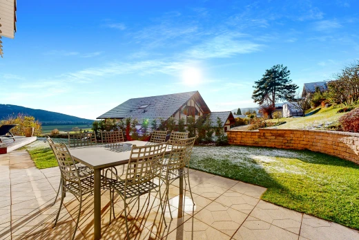 terrasse avec pelouse, patio, et vue sur la montagne