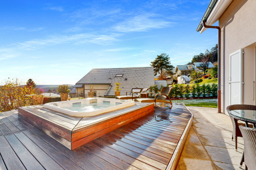 terrasse mit whirlpool und deck