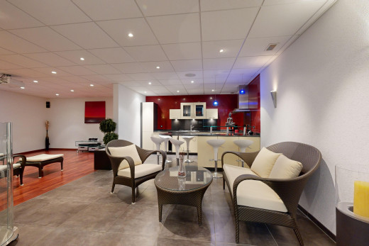 salon avec ventilation, faux plafond, et plancher de bois