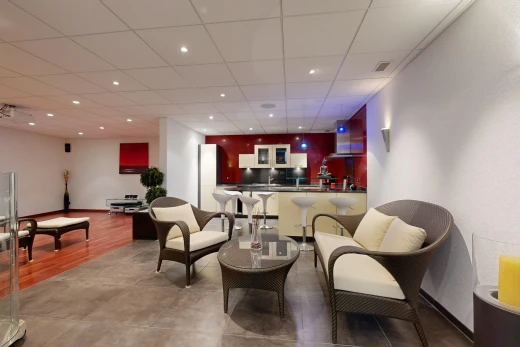 salon avec ventilation, faux plafond, et plancher de bois
