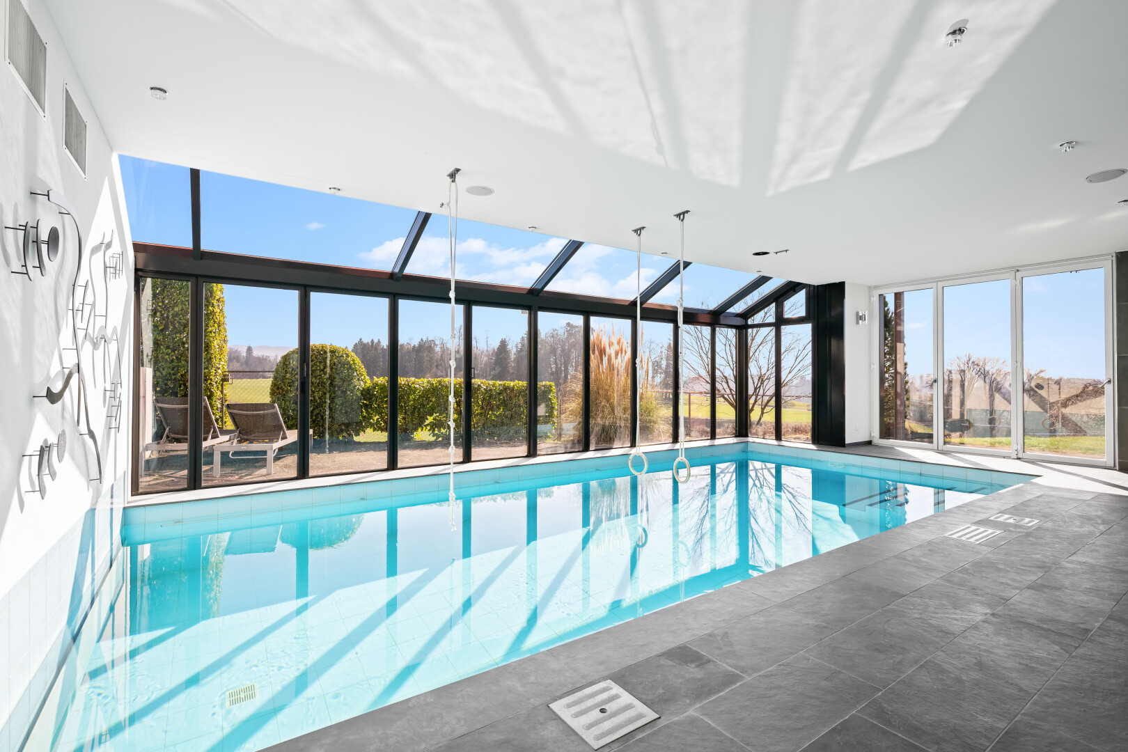 piscine avec véranda, day time, rampe, et piscine