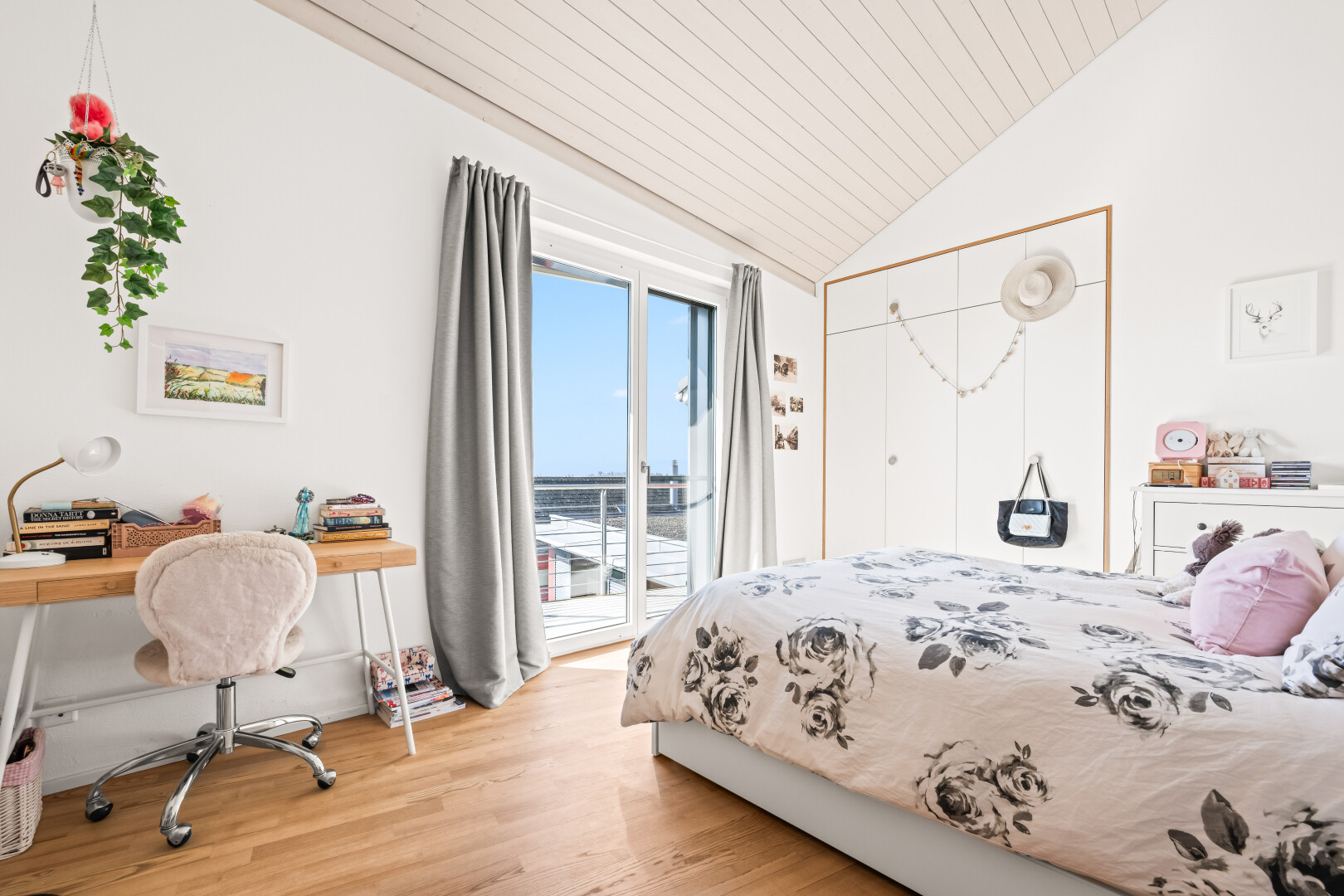 chambre avec cloison sèche, drywall, sol en finition bois, wood finish floor, et inside property
