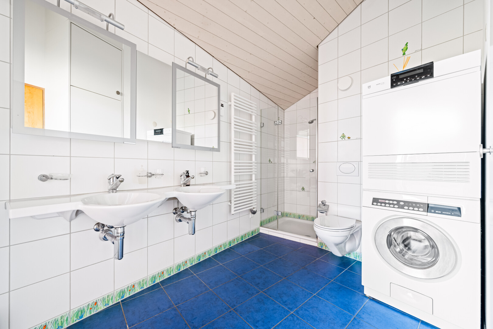 salle de bains avec mur en carrelage, tile wall, miroir, chauffe-serviettes, et radiateur