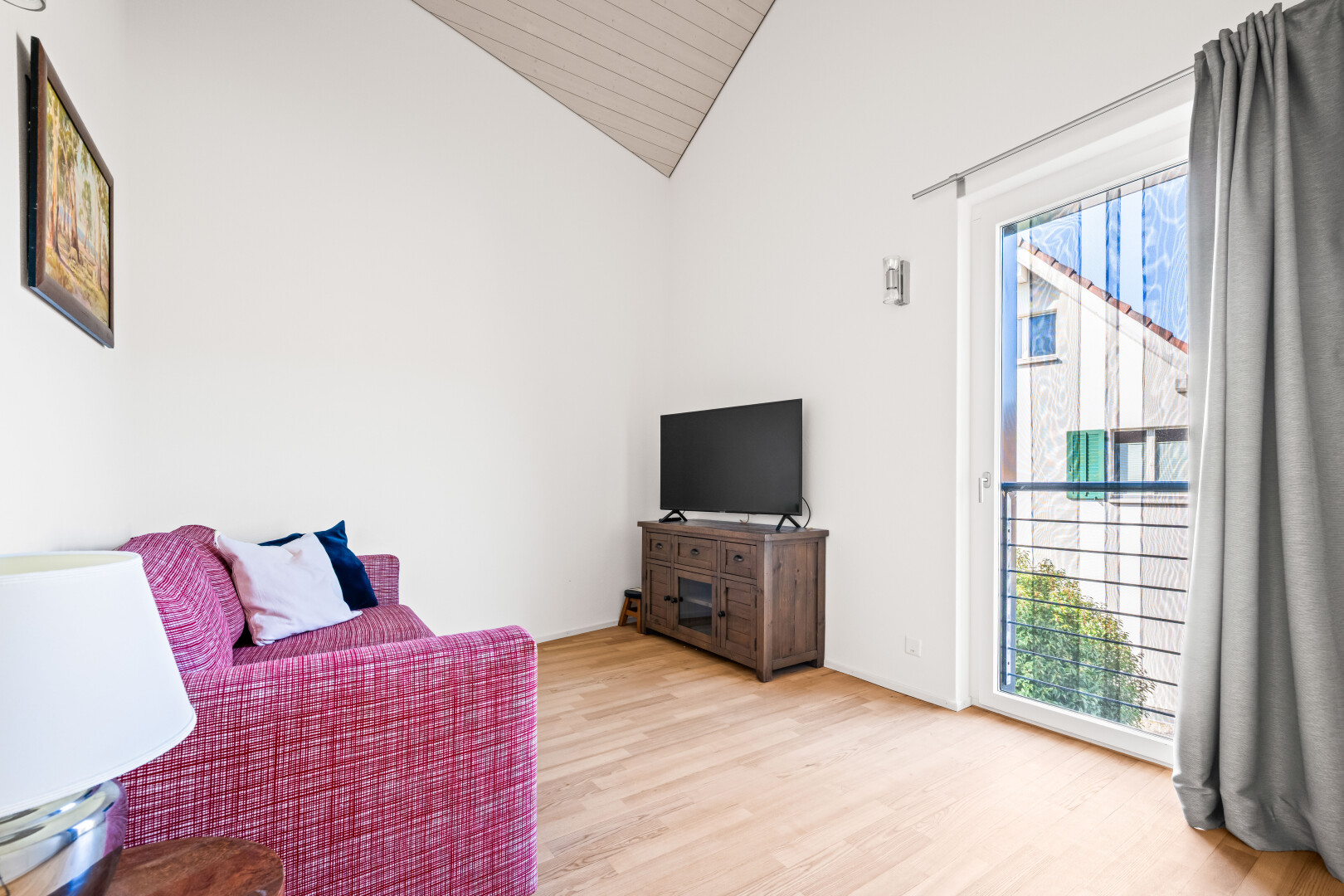 salon avec inside property, natural light, lumière naturelle, drywall, et cloison sèche
