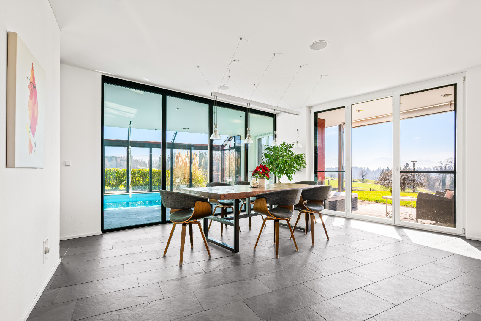 salle à manger avec floor ceiling windows, fenêtres du sol au plafond, drywall, cloison sèche, et day time