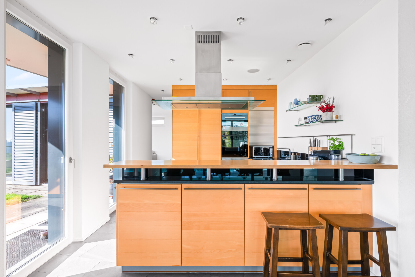 cuisine avec hotte, drywall, péninsule de cuisine, kitchen peninsula, et lumière naturelle