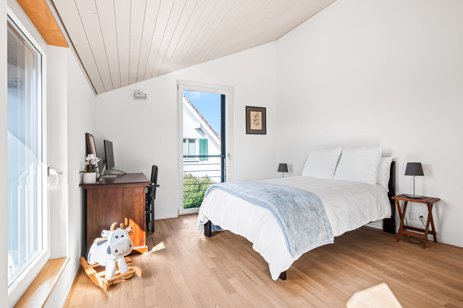 chambre avec lumière naturelle, natural light, inside property, plafond en bois, et wood ceiling