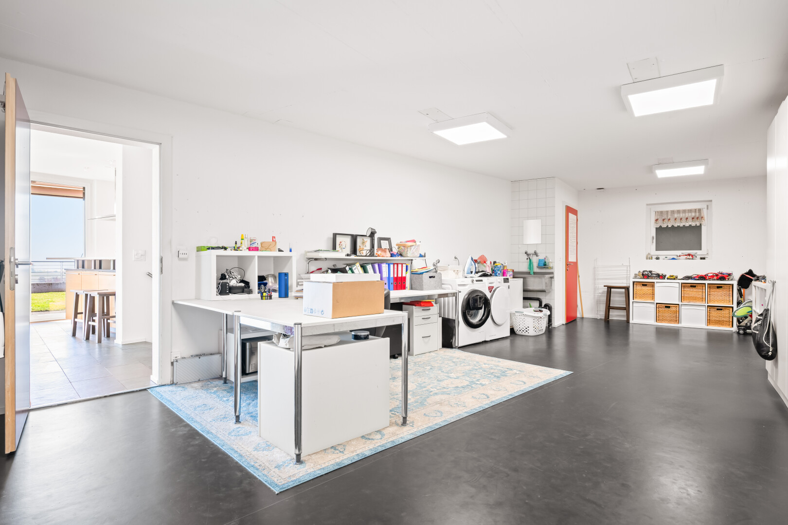 bureau avec drywall, cloison sèche, dark floor, inside property, et concrete floor