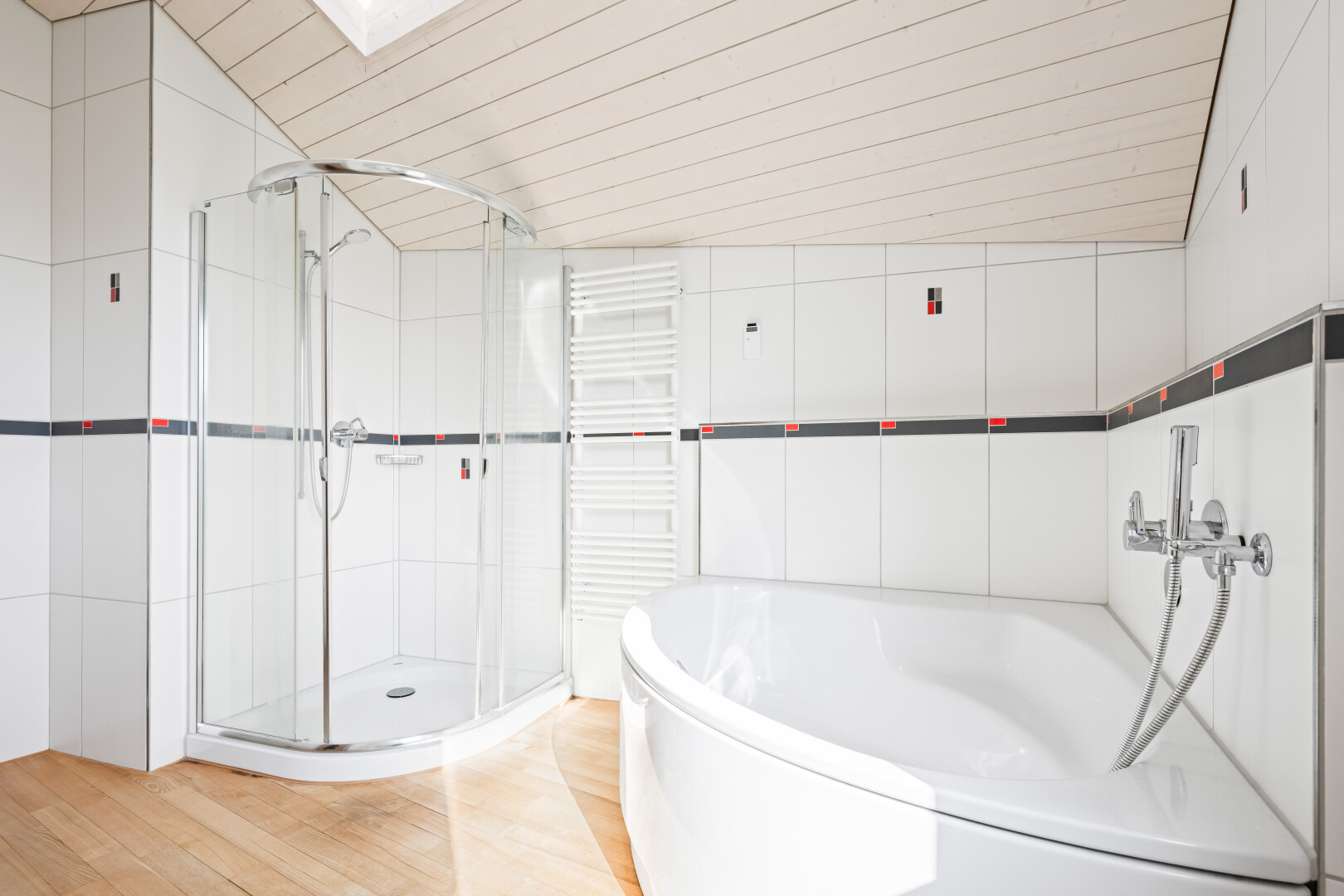 salle de bains avec douche, salle de bain complète, bain, inside property, et chauffe-serviettes
