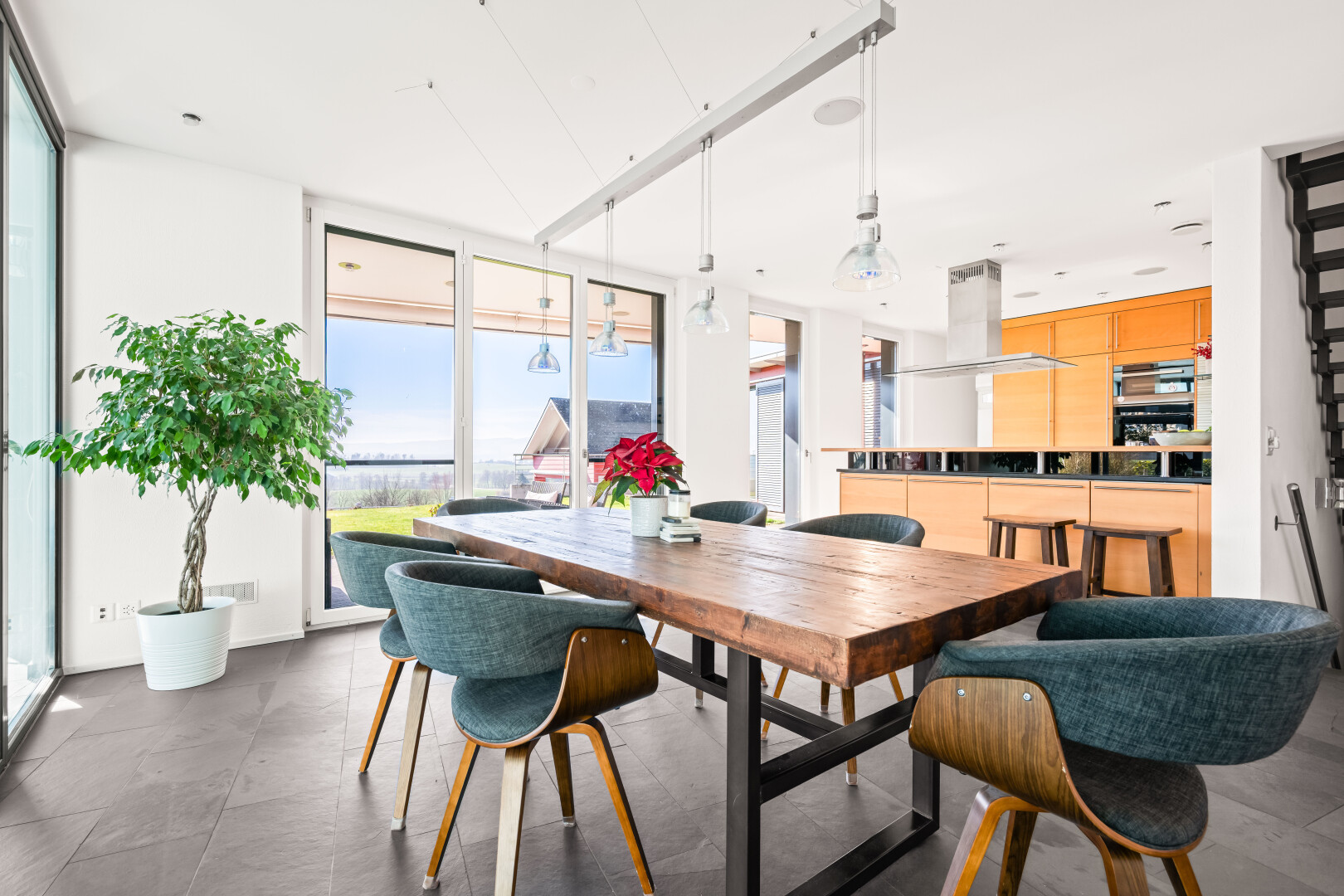 salle à manger avec inside property, lumière naturelle, natural light, fenêtres du sol au plafond, et floor ceiling windows
