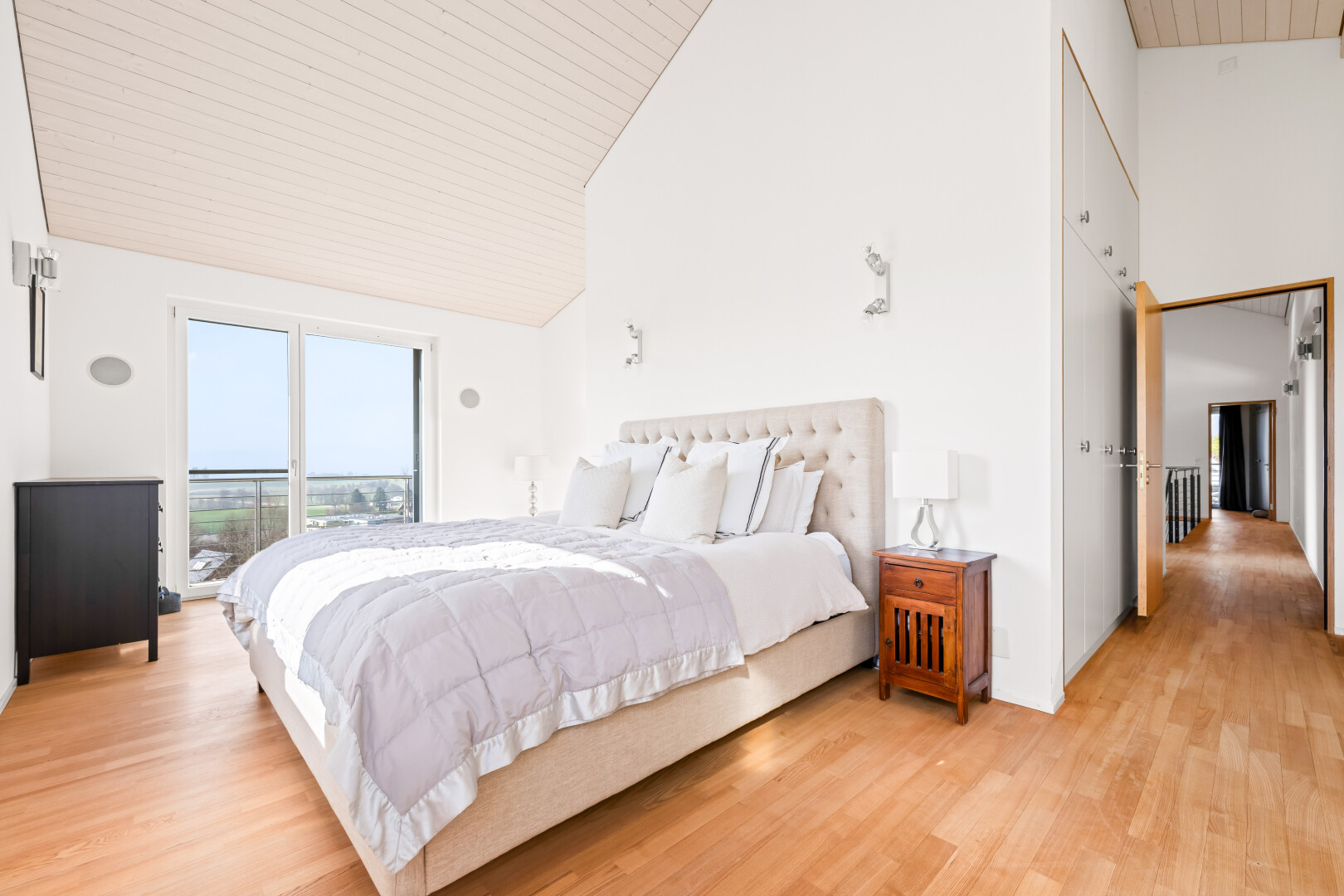 chambre avec plafond haut, high ceiling, lumière naturelle, natural light, et sol en finition bois