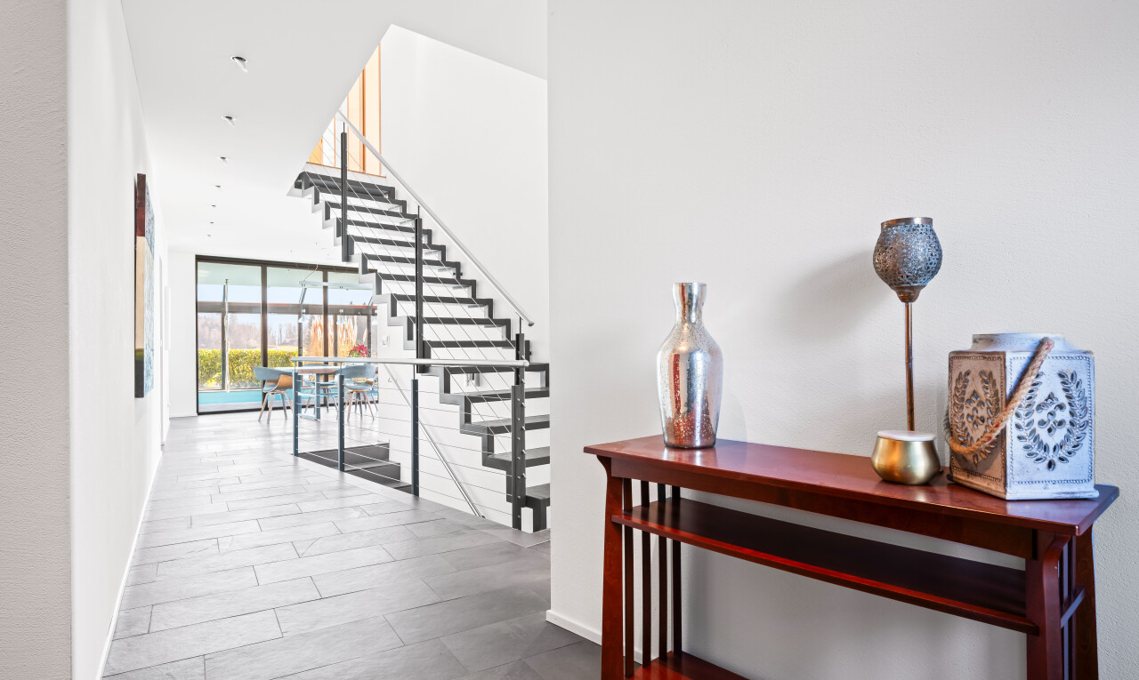 treppe mit treppen, inside property, natural light, natürliches licht, und baseboards wall