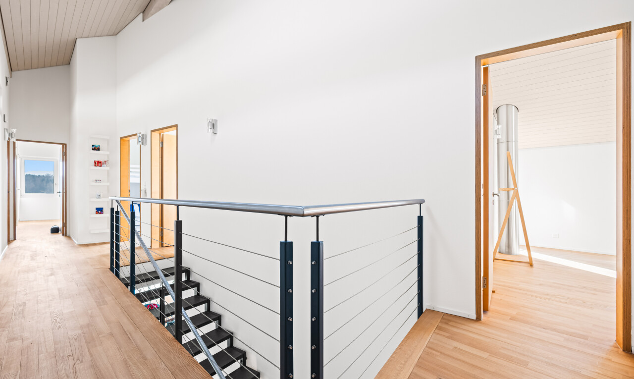 halle / korridor mit obergeschoss-podest, holzfußboden, wood finish floor, inside property, und gipskartonwand