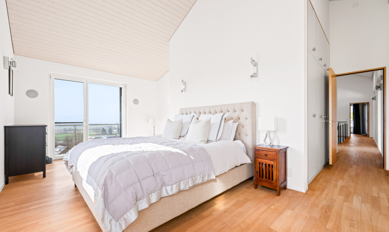 chambre avec plafond haut, high ceiling, lumière naturelle, natural light, et sol en finition bois